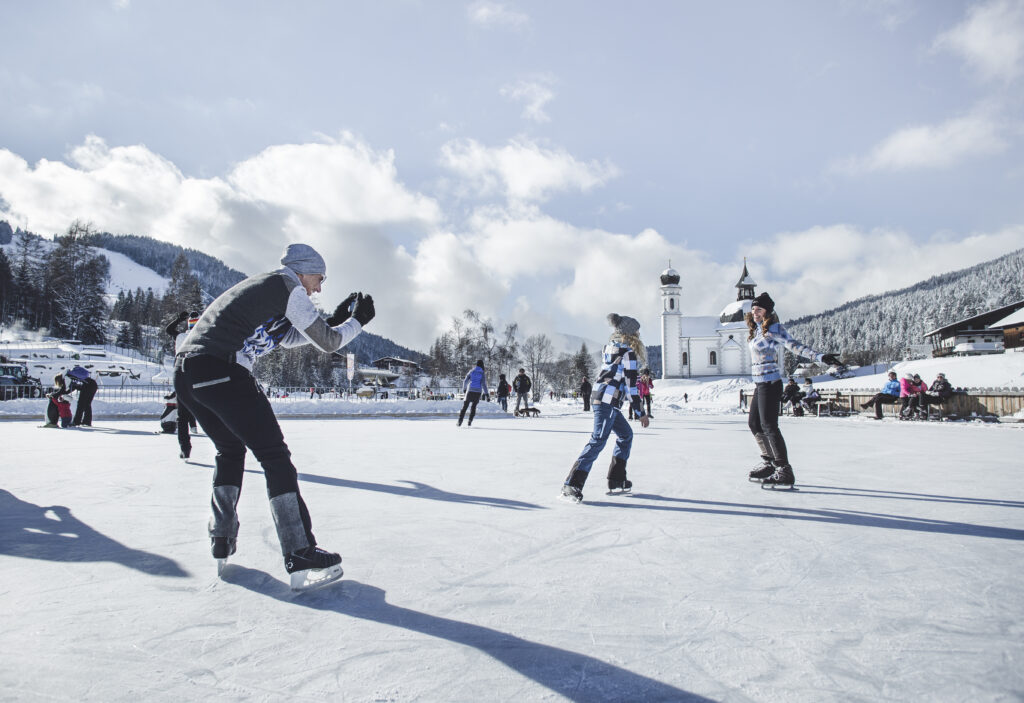 Eislaufen vor dem Seekirchl in der Region Seefeld