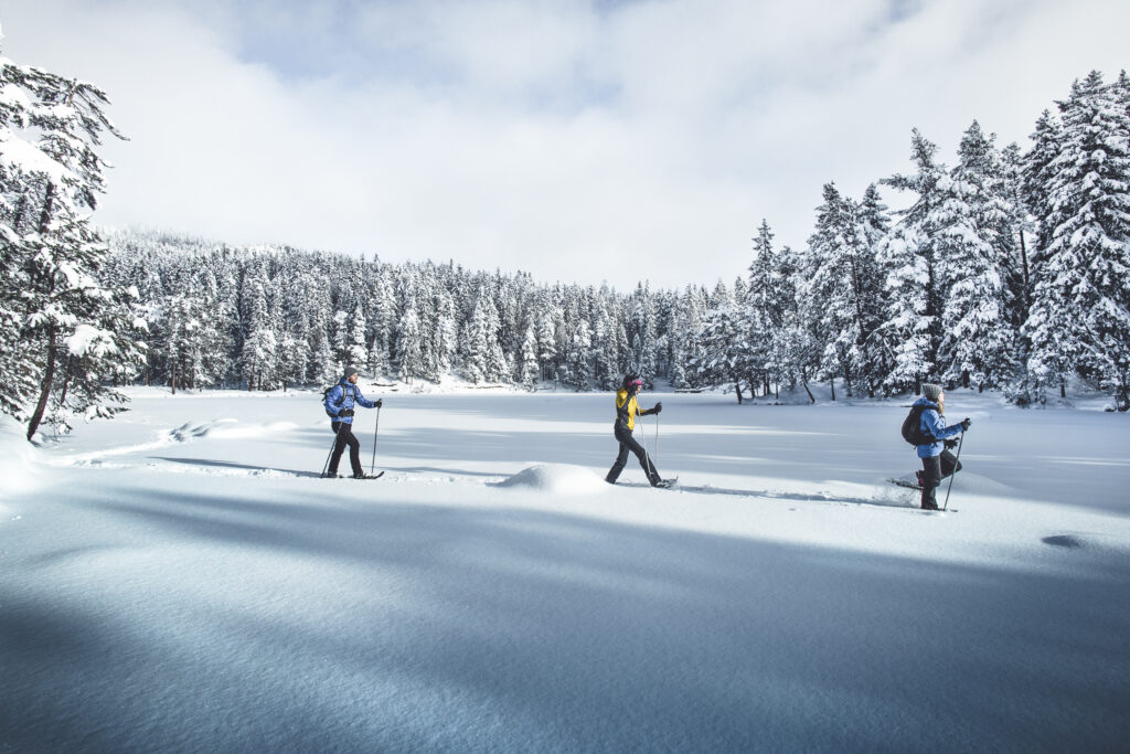 Schneeschuhwandern in verschneiter Winterlandschaft in der Region Seefeld